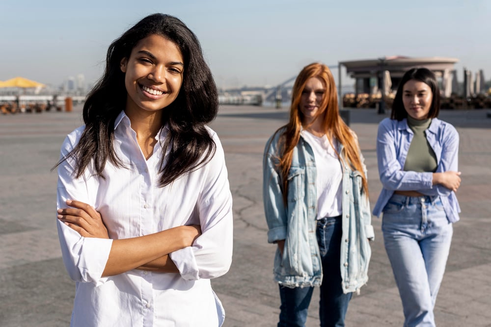 mujeres-que-pasan-tiempo-juntas-al-aire-libre mujeres-que-pasan-tiempo-juntas-al-aire-libre