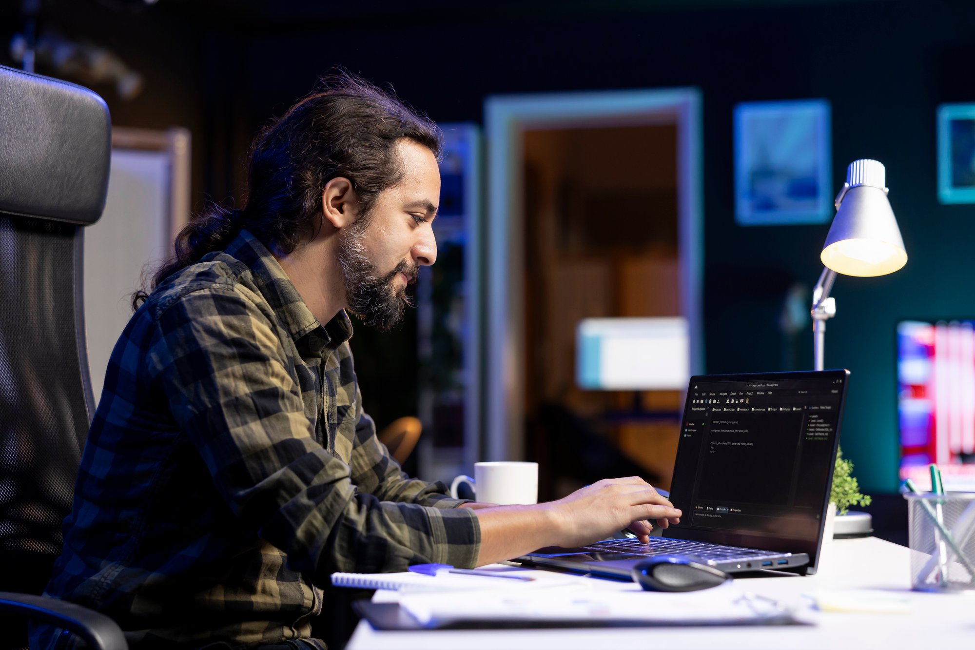 programador-masculino-codificando-en-una-computadora-portatil programador-masculino-codificando-en-una-computadora-portatil